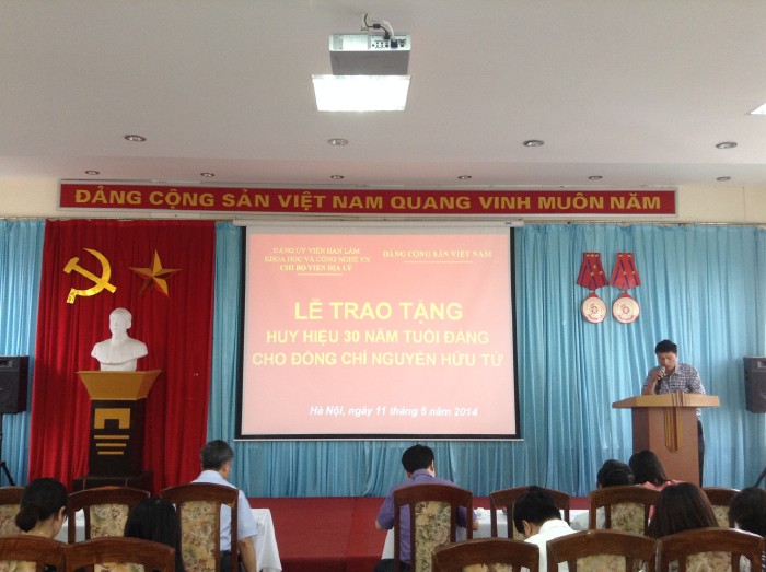 Viện Địa lý tổ chức lễ trao tặng Huy hiệu 30 năm ...