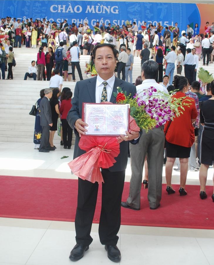 TS Uông Đình Khanh nhận Quyết định và giấy chứng nhận đạt ...