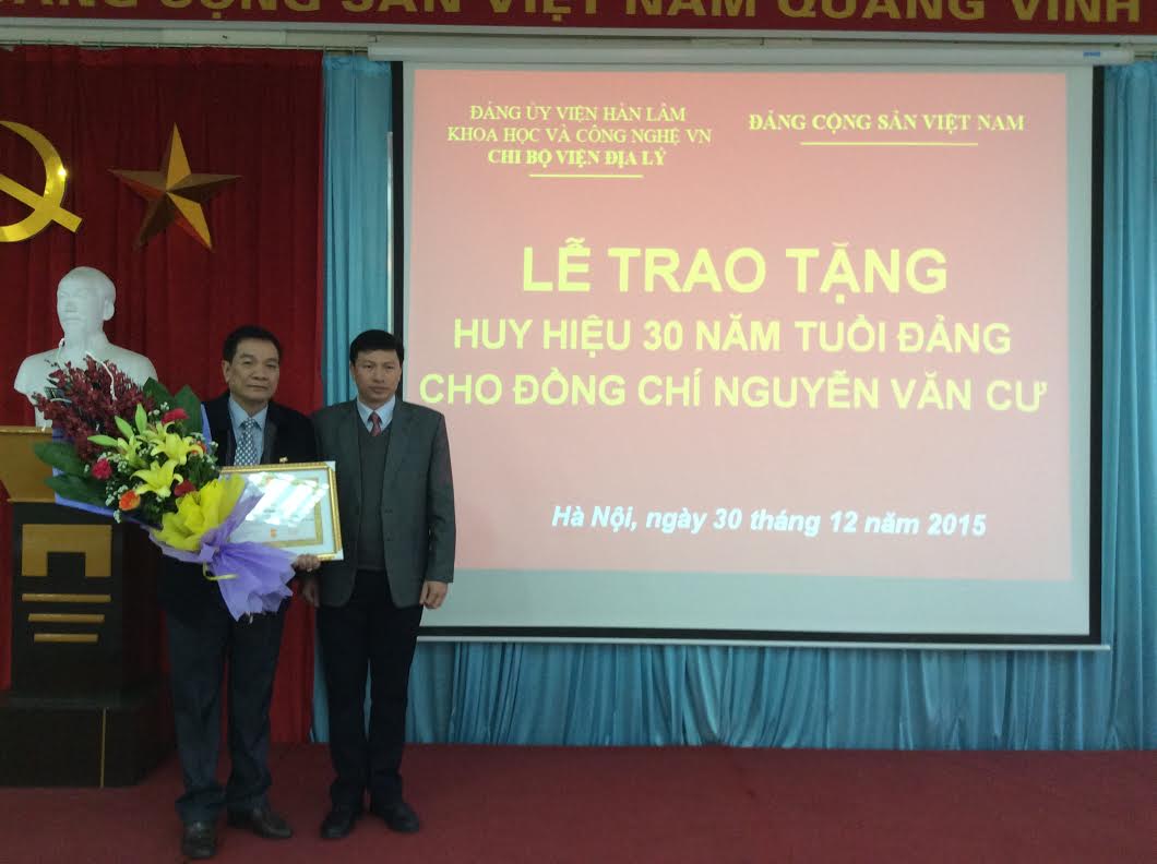 Lễ trao tặng Huy hiệu 30 năm tuổi Đảng cho đồng chí ...