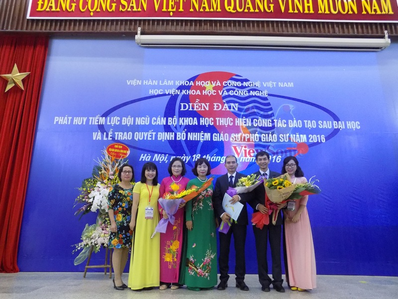 Viện trưởng Viện Địa lý chúc mừng các tân Giáo sư, Phó ...