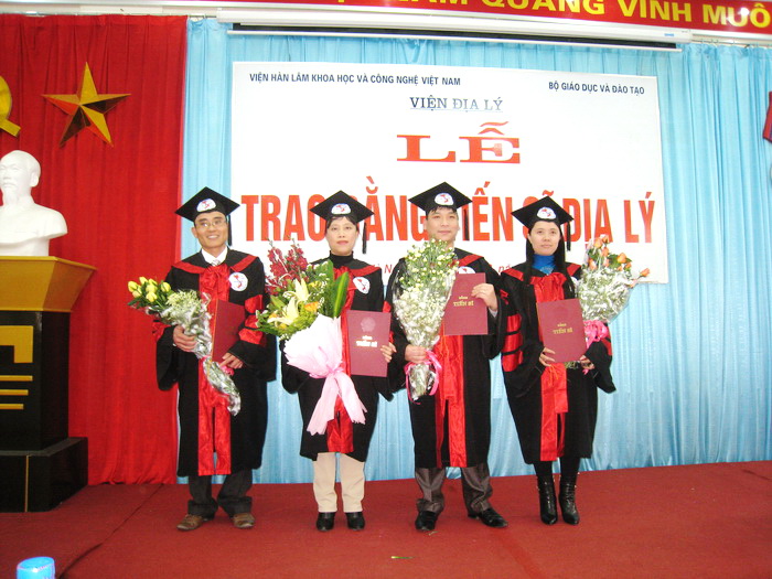 Lễ trao bằng Tiến sĩ tại cơ sở đào tạo Viện Địa ...