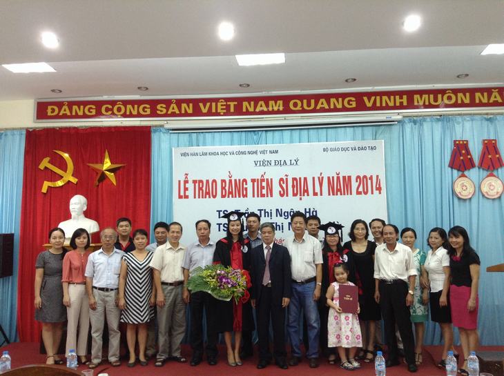 Lễ trao bằng Tiến sĩ tại cơ sở đào tạo Viện Địa ...