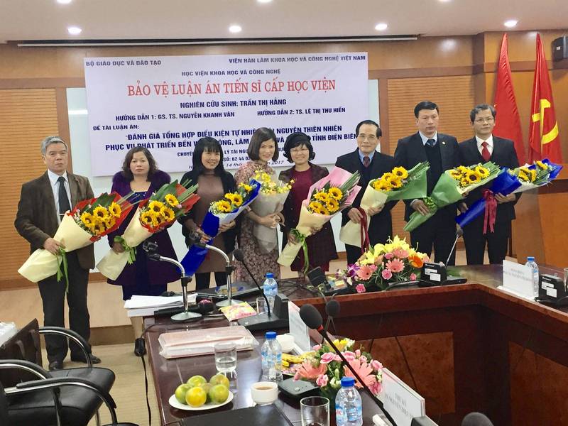 Lễ bảo vệ luận án tiến sĩ địa lý của NCS Trần ...
