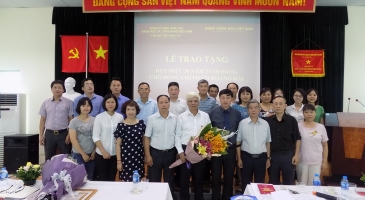 Lễ trao tặng huy hiệu 30 năm tuổi Đảng cho đồng chí ...